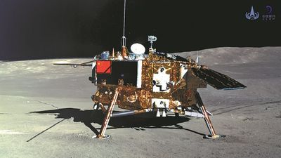 La sonda china Chang'e 5 llega con éxito a la Luna para traer muestras