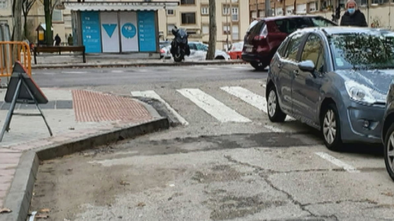 La ampliación de las aceras en Hortaleza resulta un peligro para los peatones y un embudo para los coches