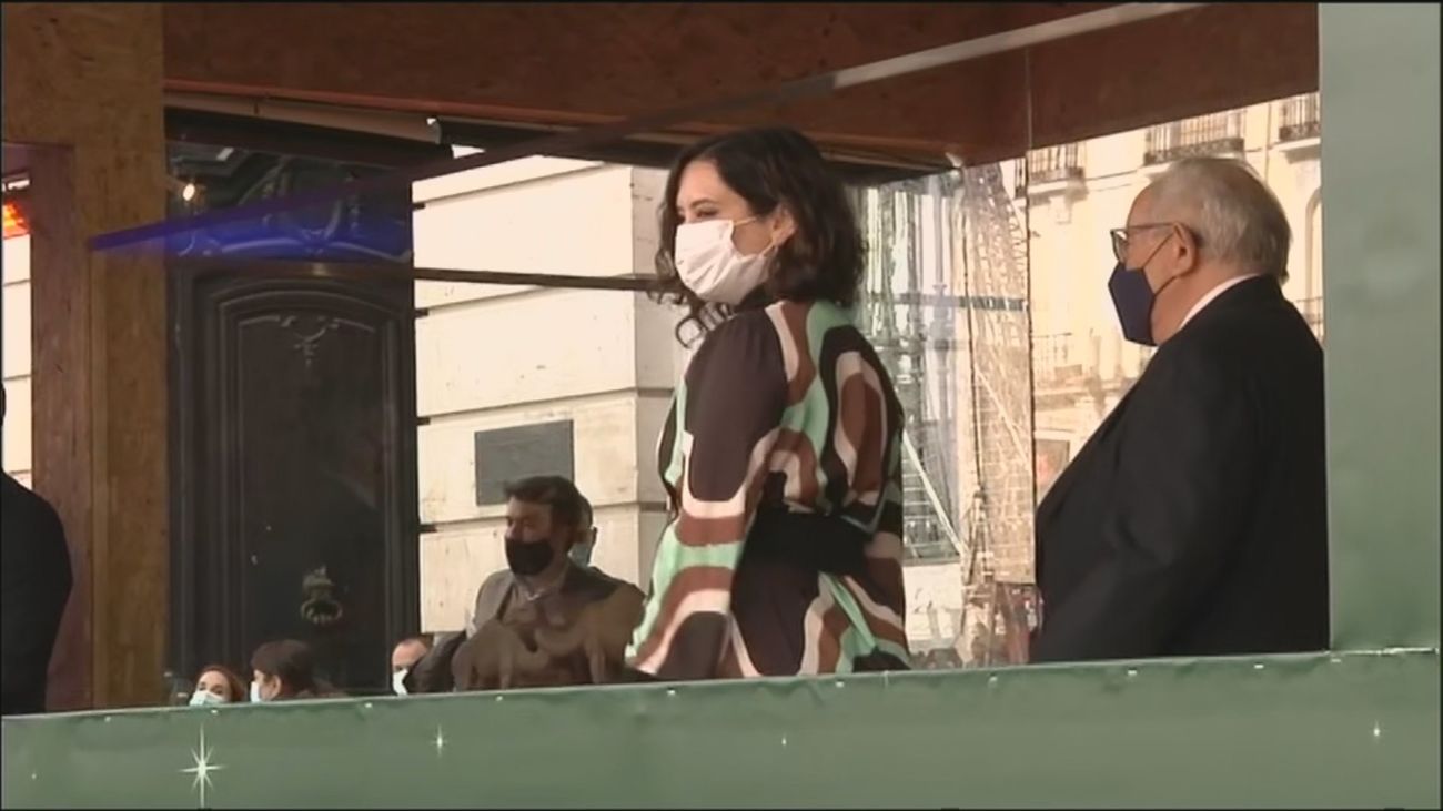 Ayuso inaugura en Sol el belén de la Comunidad, este año exterior por los protocolos anti Covid