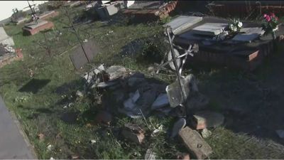 Lápidas rotas, tumbas sin terminar, cruces en el suelo, árboles caídos y basura en el cementerio de Villaverde