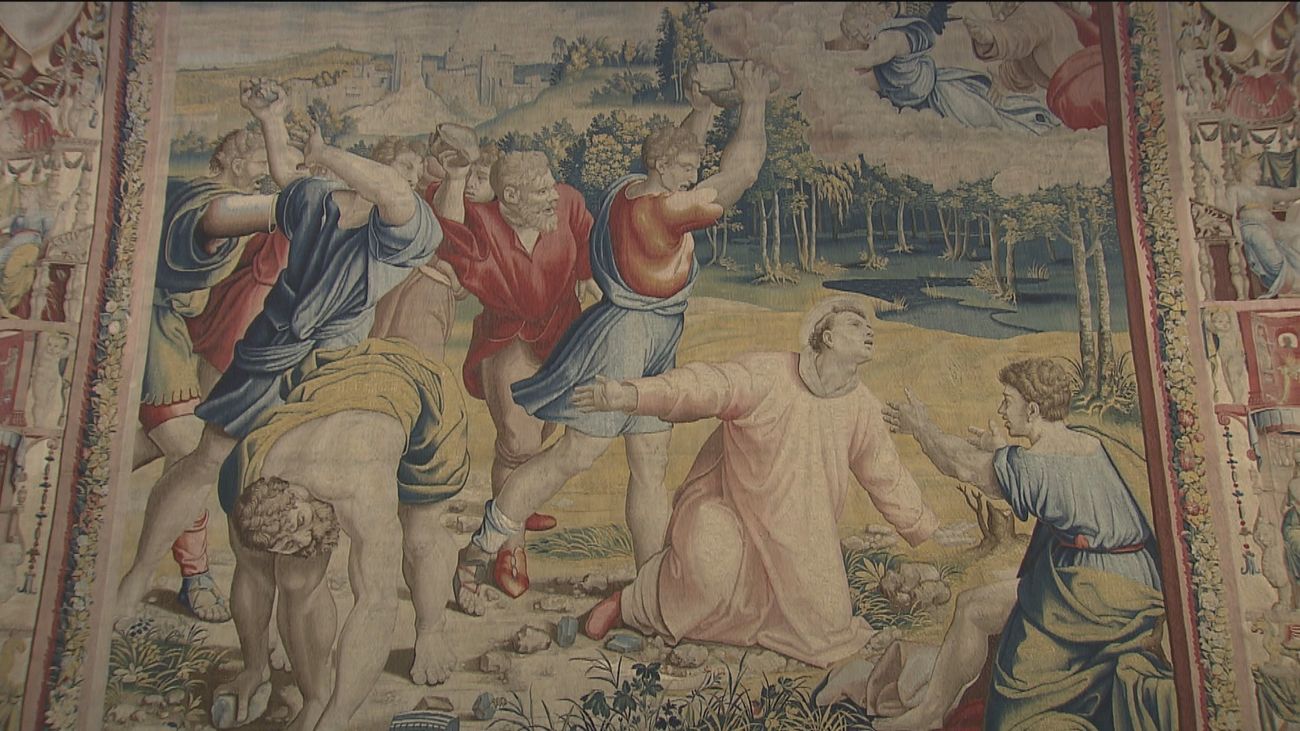 La Reina inaugura una exposición de los tapices de Rafael