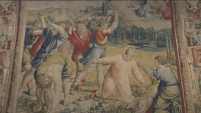 La Reina inaugura una exposición de los tapices de Rafael