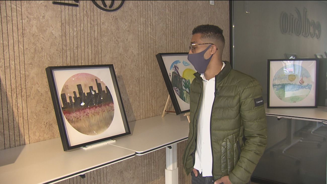 Personas sin hogar exponen sus pinturas en Navidad para salir de su situación