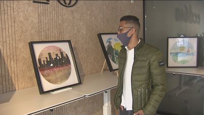 Personas sin hogar exponen sus pinturas en Navidad para salir de su situación