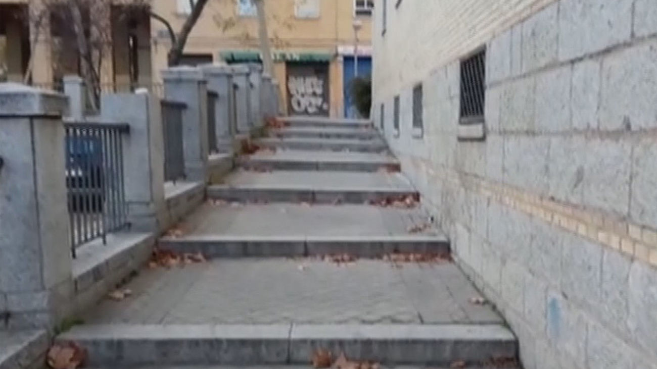 Recorre un kilómetro con su madre en silla de ruedas para salir de casa por falta de rampa y aceras adaptadas