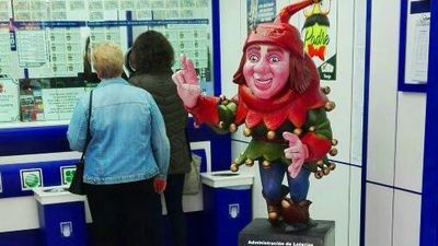 Duendes, rockeros, chulapas y jorobados de la suerte en las administraciones de Lotería madrileñas