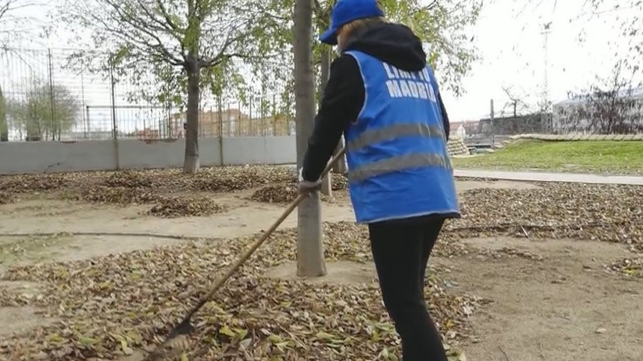Limpiar las calles en lugar de pagar la multa