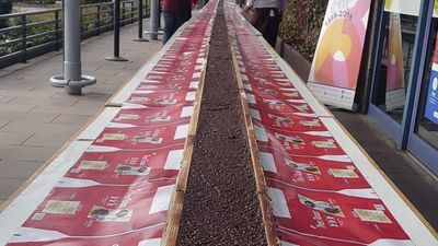 El turrón de chocolate más largo del mundo está en Cibeles