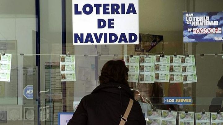 Una mujer compra Lotería de Navidad / TELEMADRID