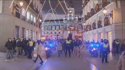 La policía canaliza el tránsito para evitar aglomeraciones en el centro de la capital