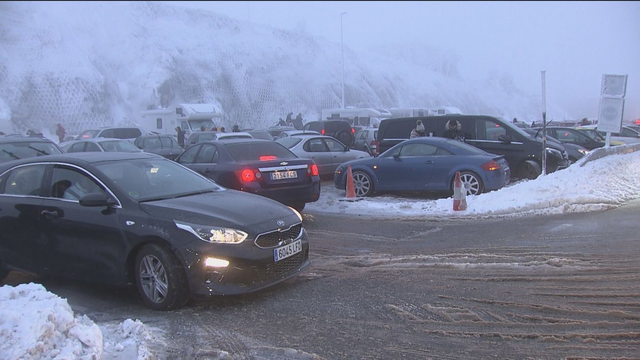 Niebla, nieve, hielo y atascos en los accesos a Cotos y Navacerrada