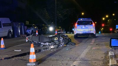 En estado muy grave un motorista tras colisionar contra un vehículo en Ciudad Lineal