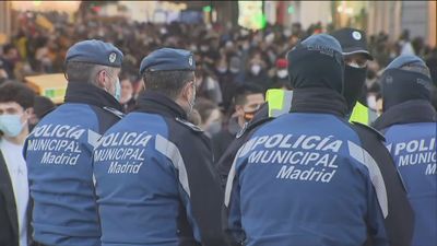 Los madrileños pasean por un centro más despejado en un Madrid atípico para el Puente