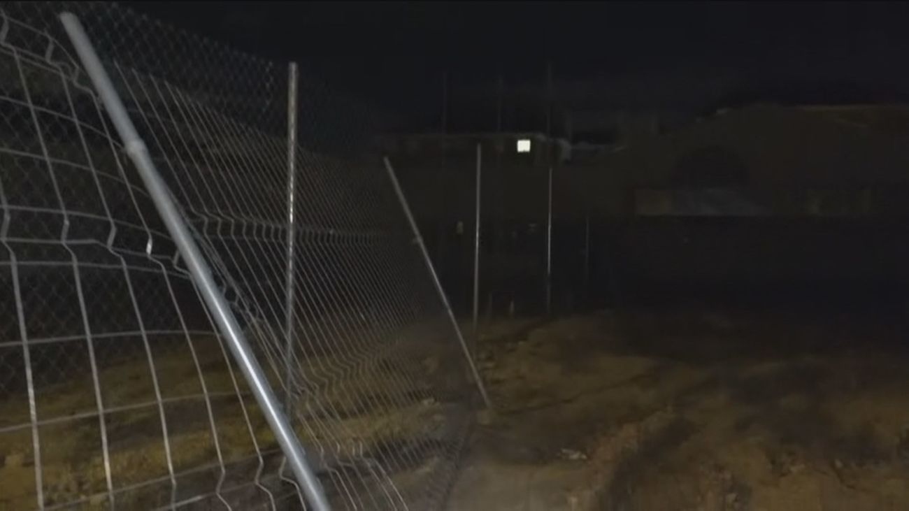 Los alumnos de un colegio de Paracuellos del Jarama reciben las clases entre barrizales