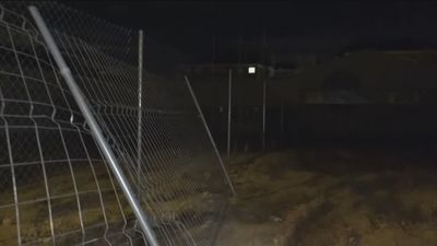 Los alumnos de un colegio de Paracuellos del Jarama reciben las clases entre barrizales