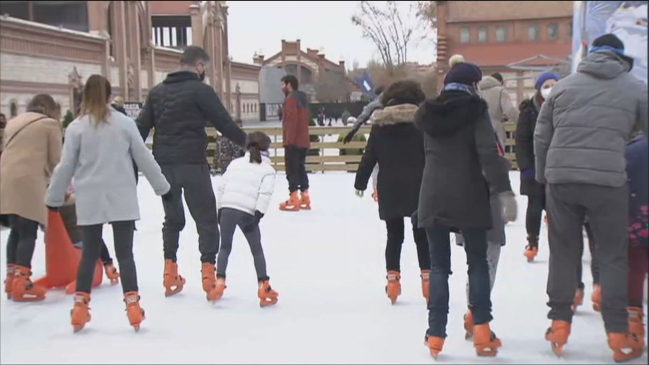 Diversión y seguridad frente al Covid en la pista de hielo de Matadero