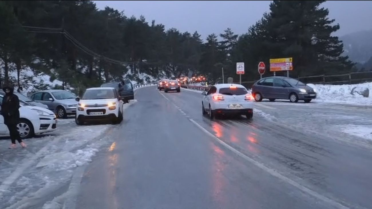 La Policía corta la carretera de Navacerrada y obliga a los vehículos retroceder