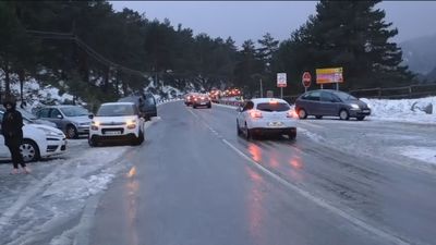 La Policía corta la carretera de Navacerrada y obliga a los vehículos retroceder