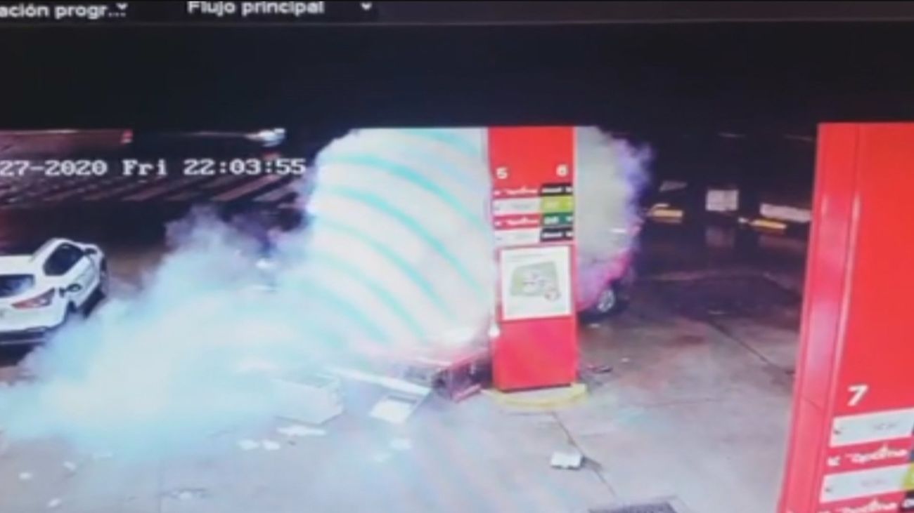 Las impactantes imágenes de un coche empotrado en una gasolinera en San Sebastián de los Reyes