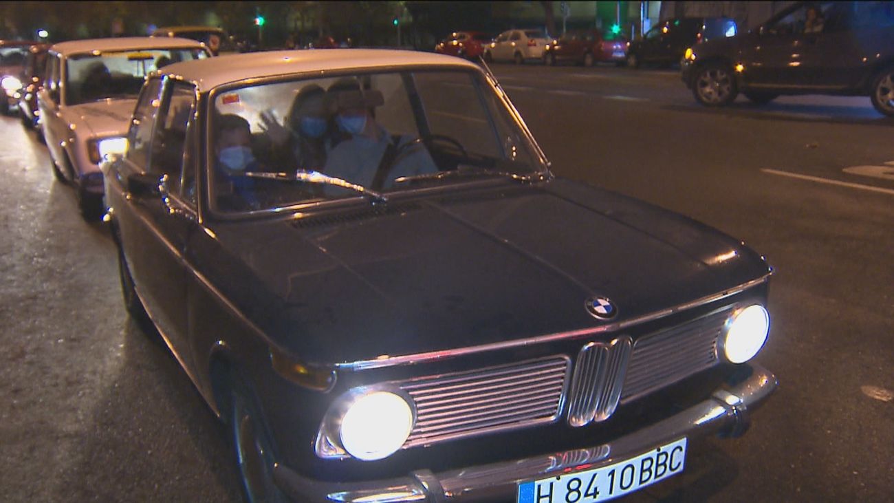 Ver las luces en un coche clásico, otra forma de disfrutar de la Navidad en Madrid