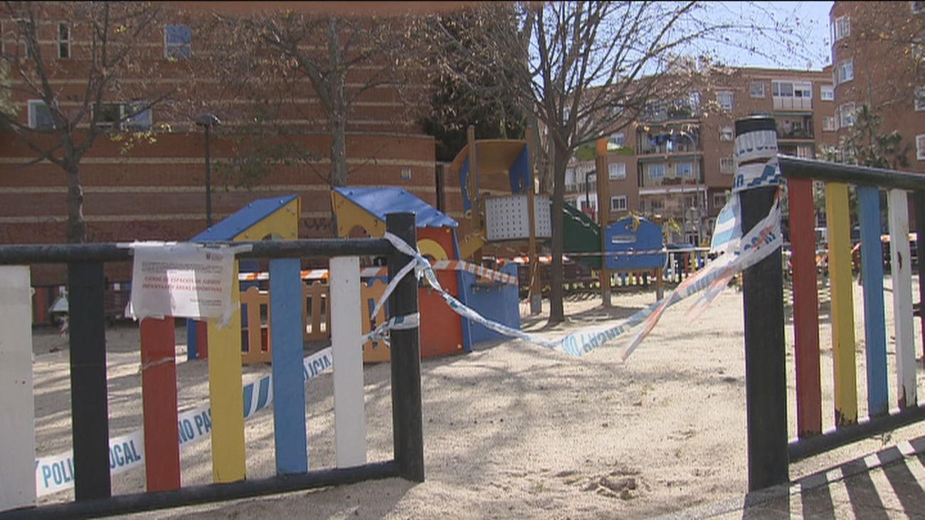 Un grupo de padres protesta frente al Ayuntamiento de Sanse  por el cierre de los parques infantiles