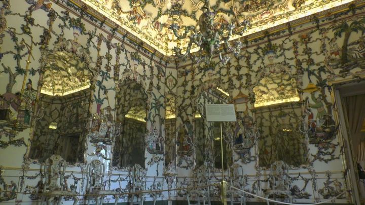 Un paseo por las históricas estancias del palacio