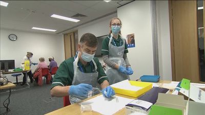 Reino Unido pide a los más alérgicos que no se vacunen tras detectar dos reacciones adversas