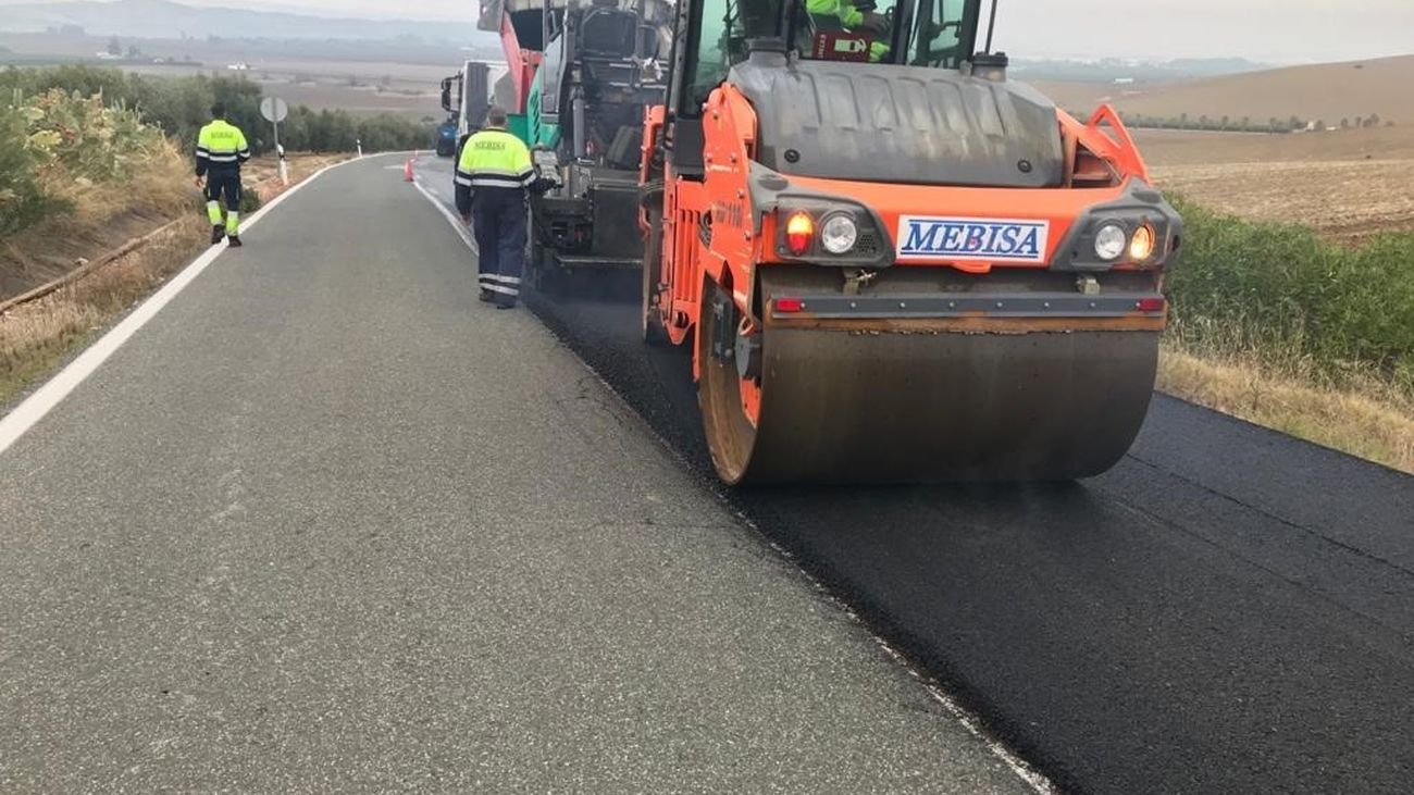 Comienza el asfaltado de la carretera del Cementerio de Getafe