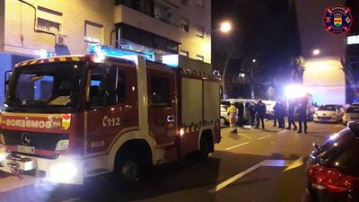 Cuatro intoxicados leves en un incendio en una vivienda de Alcorcón