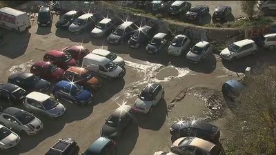 El aparcamiento junto a la estación de Chamartín está lleno de basura y se convierte en un barrizal cuando llueve
