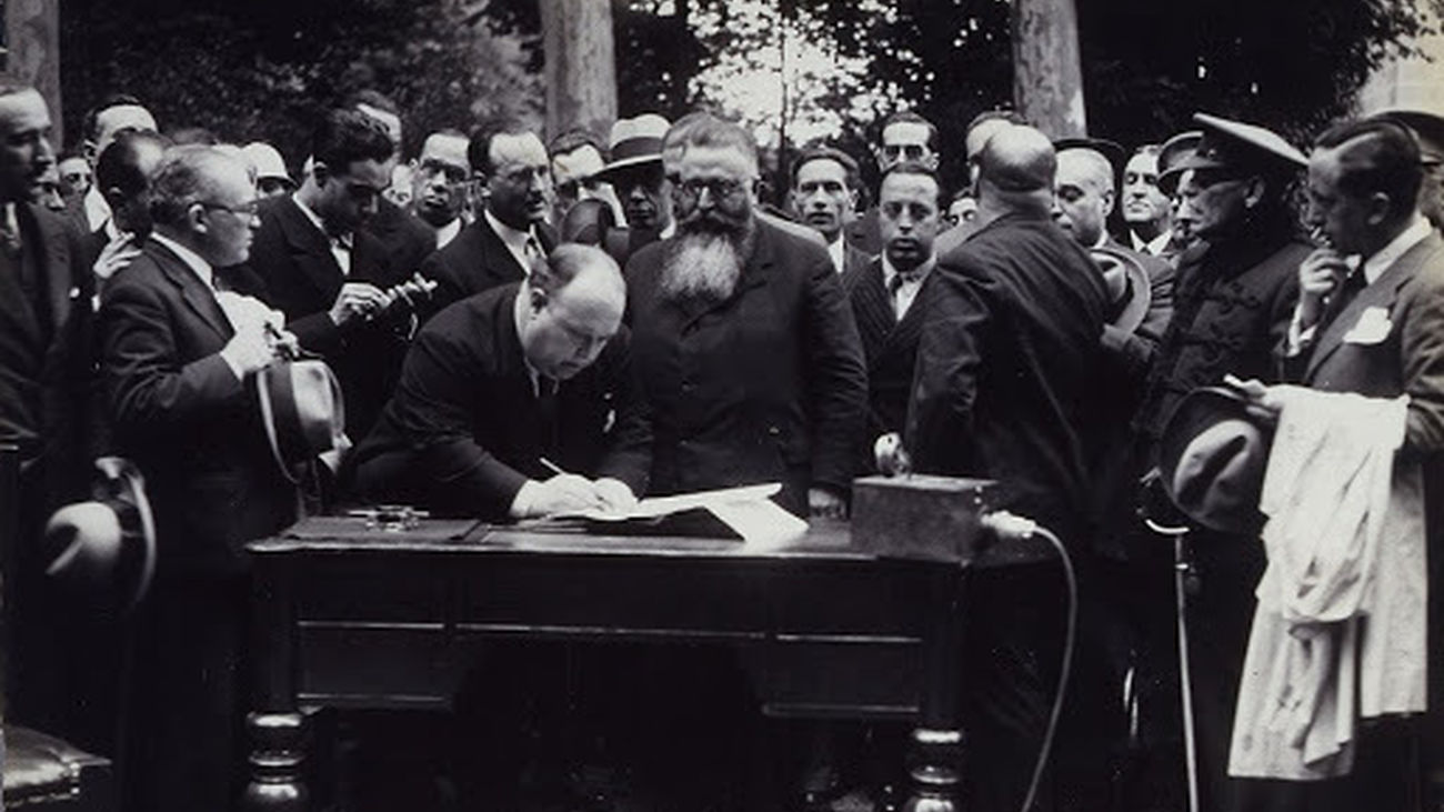 Firma de la cesión de la Casa de Campo a Madrid