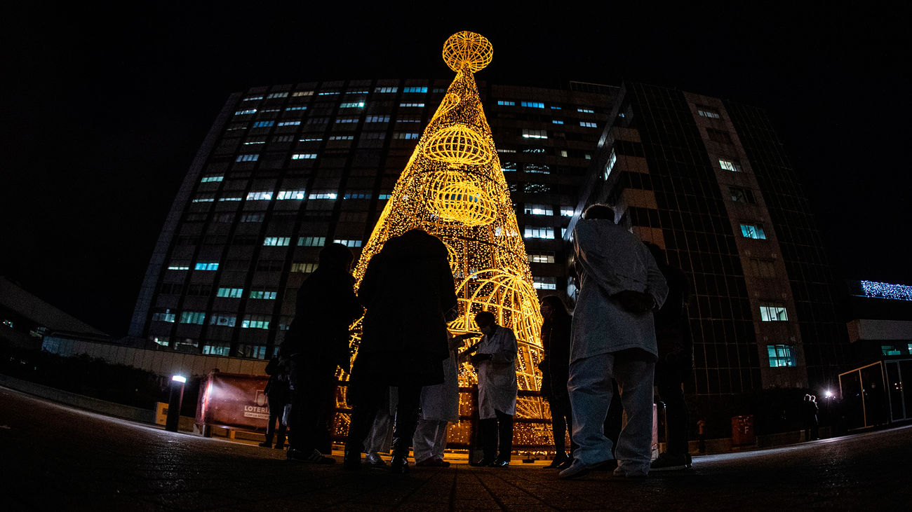 Un abeto luminoso rinde homenaje a los sanitarios en la entrada de La Paz