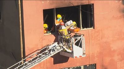 Los bomberos hallan una tercera víctima del incendio en la nave de Badalona 'okupada' por inmigrantes