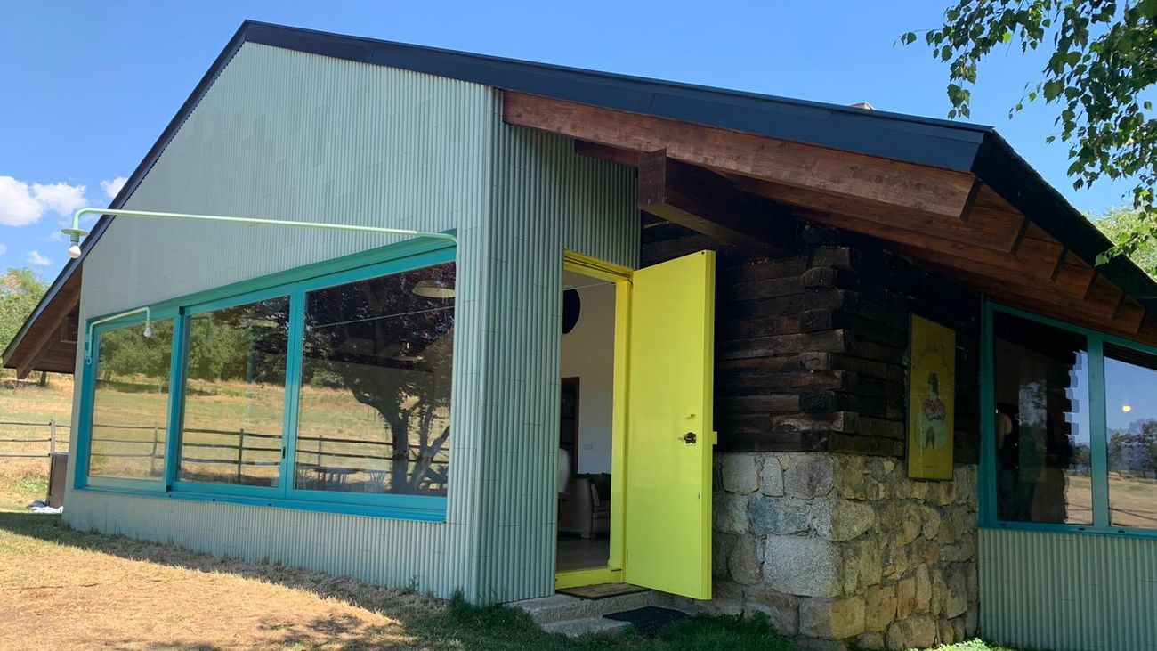 Quién vive en la casa amarillo 'chillón' de Cercedilla