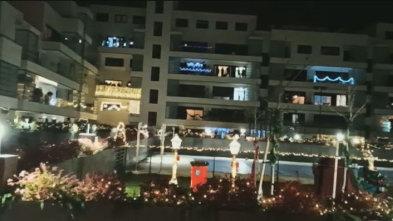 Todos los vecinos a una en el encendido de las luces de Navidad en 'Olivandia', una urbanización de Alcalá