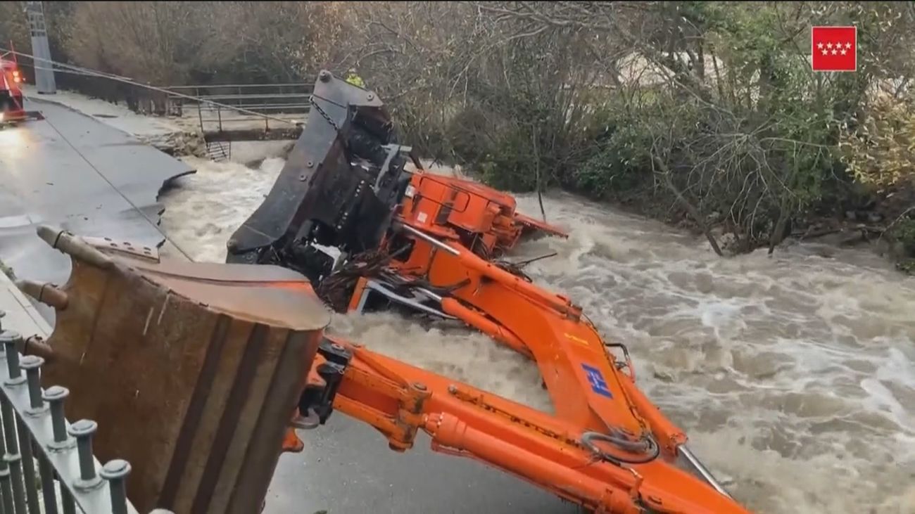 Rescatan sin vida en Rascafría al hombre que cayó con su excavadora al arroyo Artiñuelo
