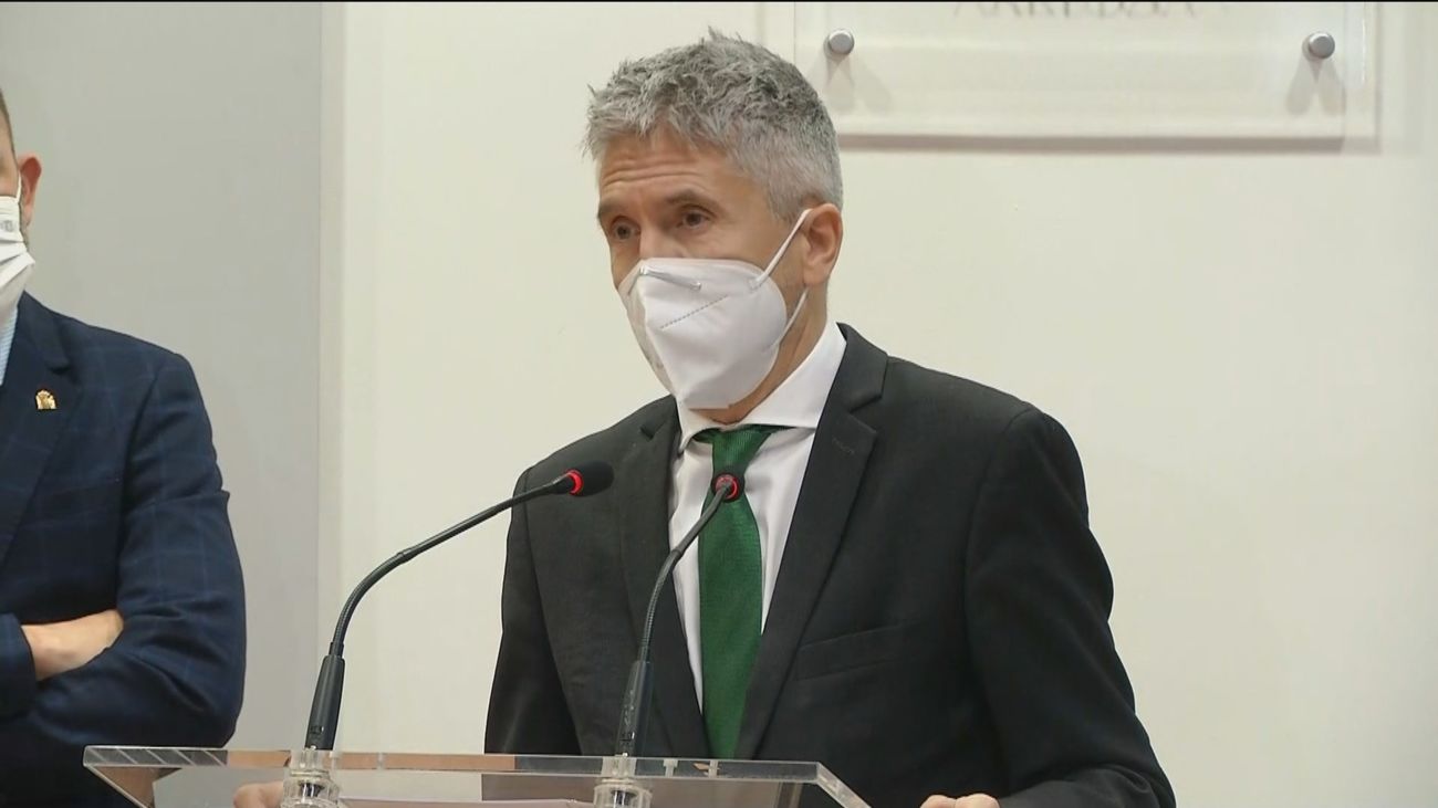 Marlaska dice que solo se han autorizado "traslados muy espóradicos" de inmigrantes vulnerables a la Península