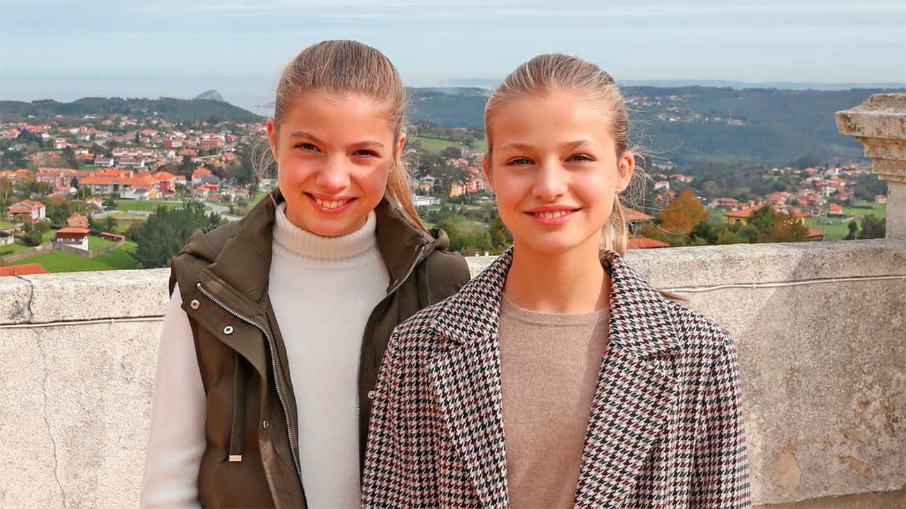 Los Reyes felicitan la Navidad con una instantánea de sus hijas en Asturias