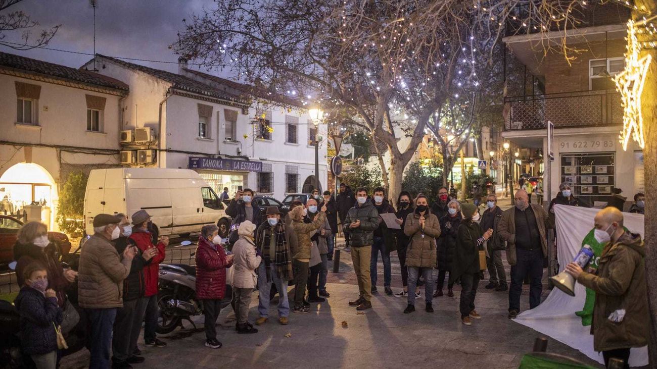Aravaca enciende sus luces de Navidad en medio de la protesta de los padres del instituto 'Ana Frank'