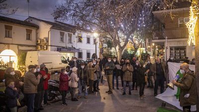 Aravaca enciende sus luces de Navidad en medio de la protesta de los padres del instituto 'Ana Frank'