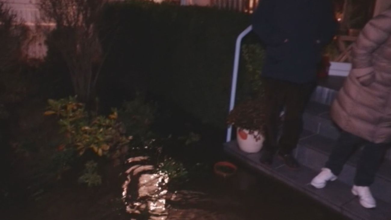 El desbordamiento de un arroyo inunda una urbanización en Rascafría