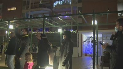 Todos los vecinos encienden las luces de Navidad en los portales de una urbanización de Colmenar