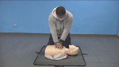 Así se realiza una RCP, la maniobra clave para salvar vidas