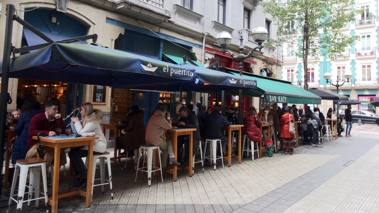 Varios clientes toman el aperitivo en un bar de Bilbao