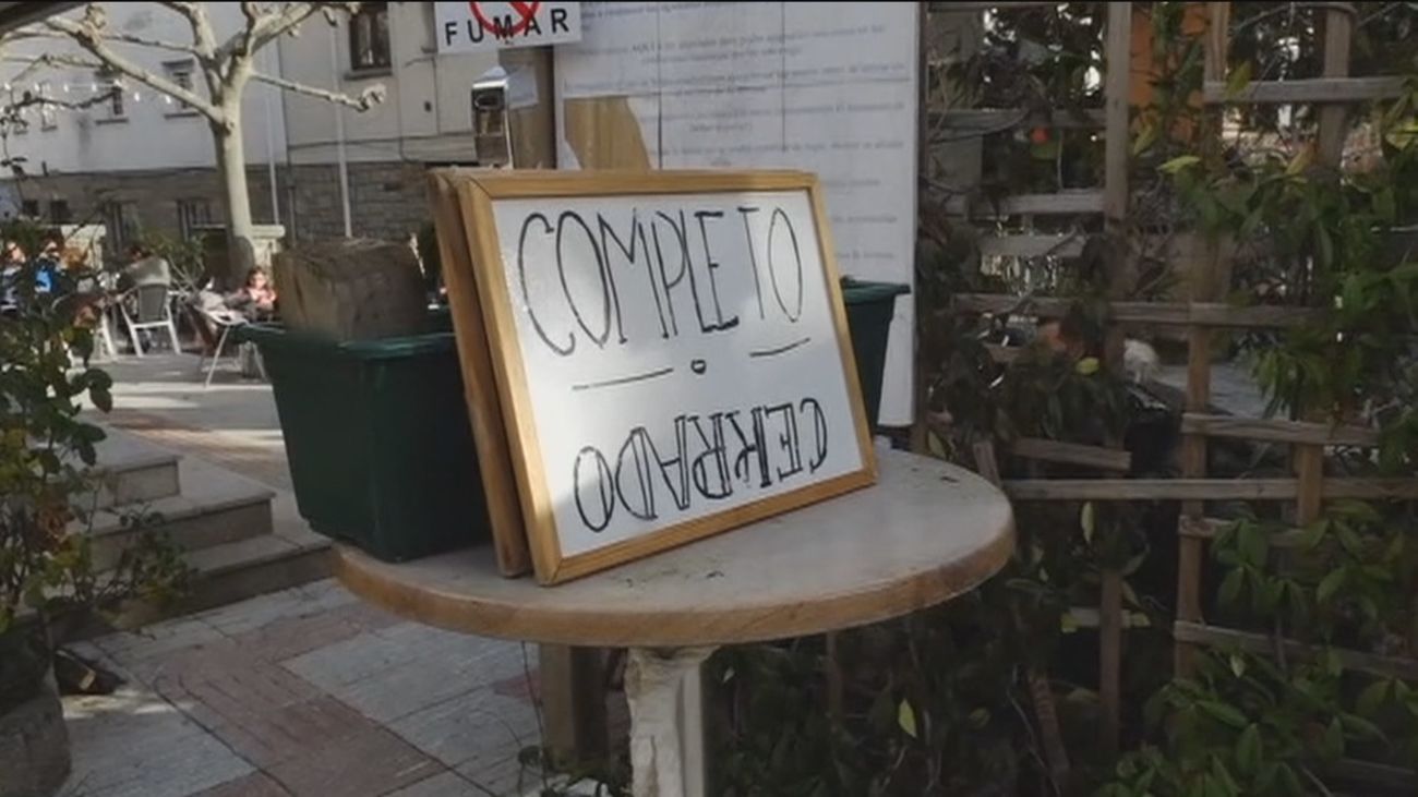 Sin acceso a la Sierra, pero Navacerrada pueblo repleto de gente