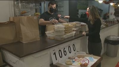 El bar Casa Carmena de San Blas ha dado ya 10.600 menús solidarios a los más necesitados