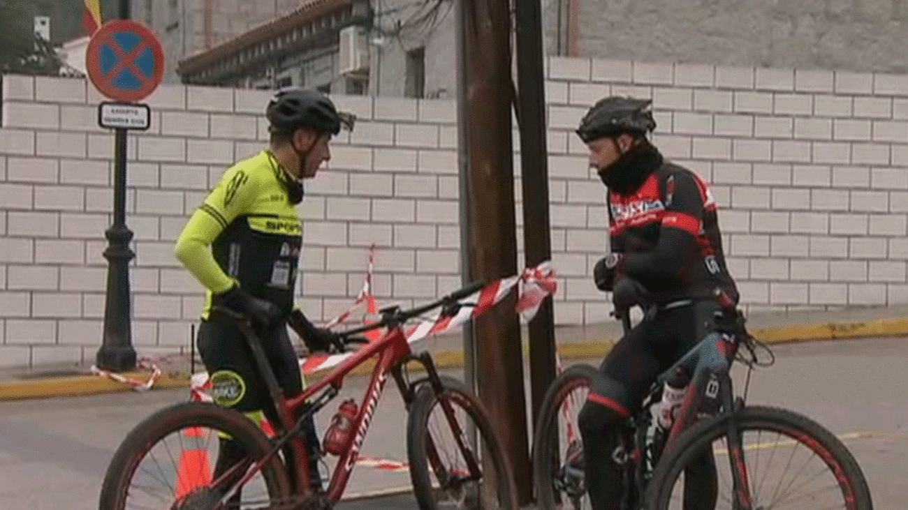 Lío en Navas del Rey entre ciclistas y el alcalde