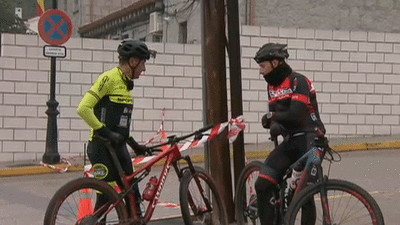 Lío en Navas del Rey entre ciclistas y el alcalde