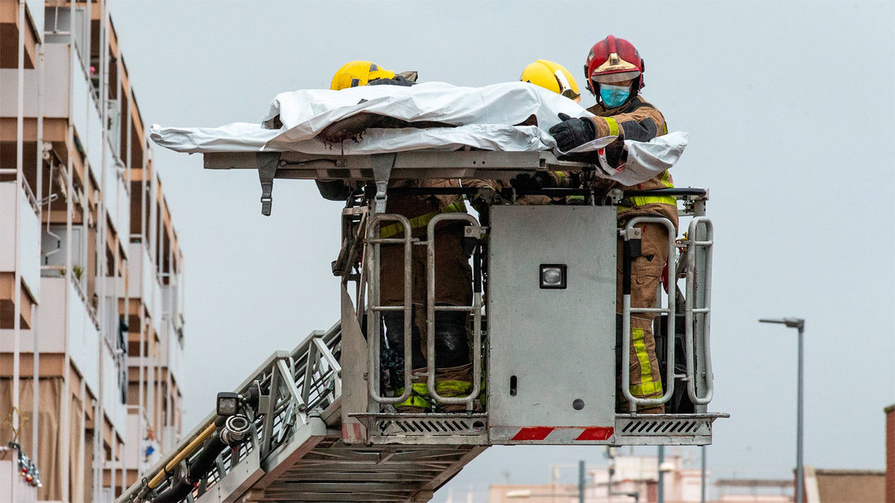 Hallan a una cuarta víctima mortal del incendio de la nave en Badalona
