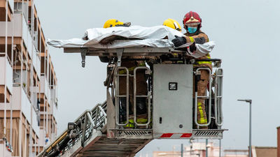Hallan a una cuarta víctima mortal del incendio de la nave en Badalona